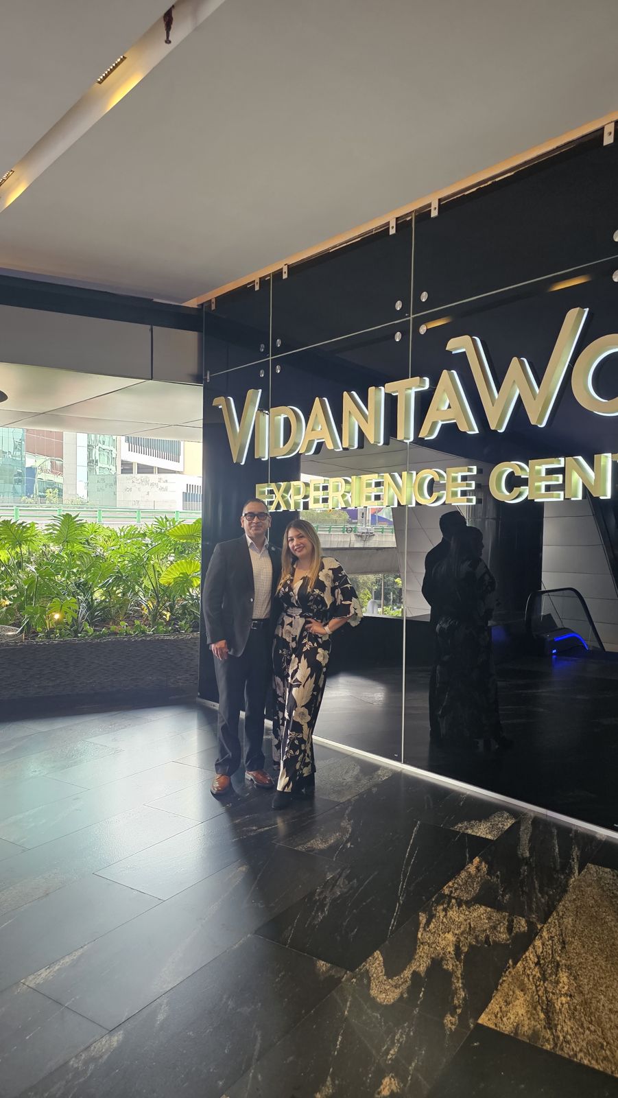 Gina y Gabriel en VidantaWorld Experience Center